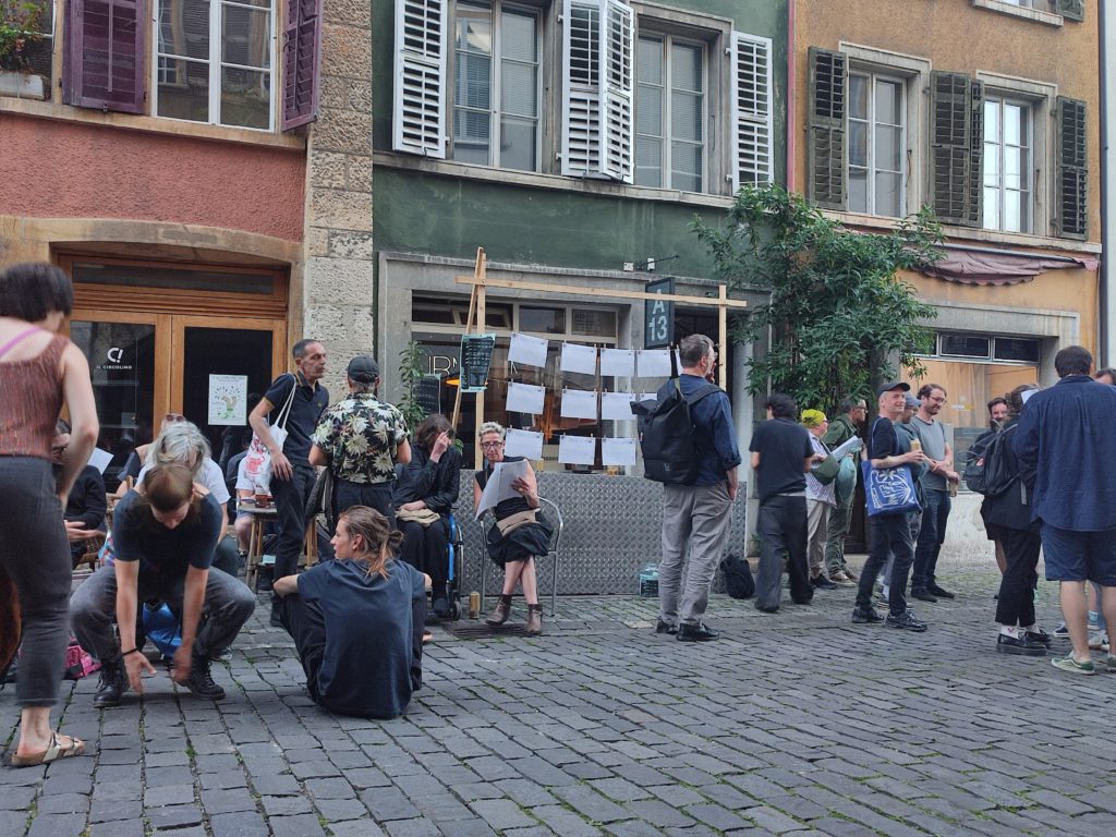 Au troisième jour les curieu·x·ses sont encore là.
